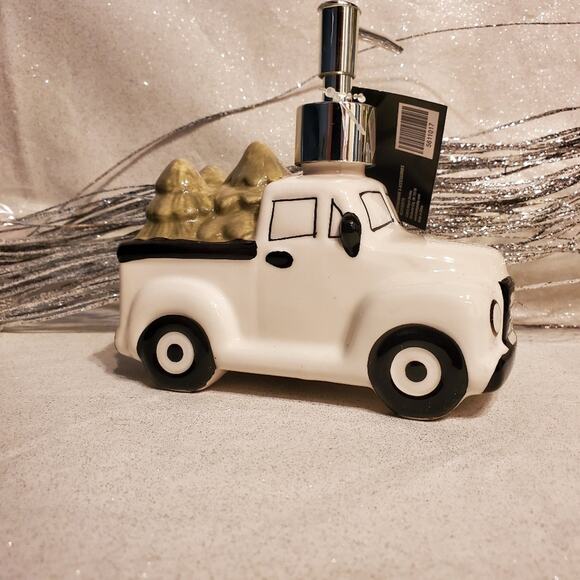 Robert Stanley Vintage Christmas Tree Back of White Pick up Truck Soap Dispenser - Picture 2 of 6